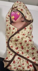 Une serviette de bain avec capuche, possibilité de personnaliser avec le prénom. ( photo prise par la maman). 