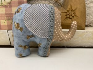 Des différentes doudous sont possibles. Pour ce bébé j’avais choisis un éléphant. 