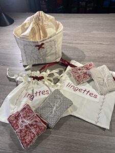 Des lingettes lavables avec leur panier de rangement. Différents motifs de broderie possible pour personnaliser le panier. 