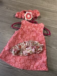 Petite robe réversible avec bandeau pour la tête du bébé. 