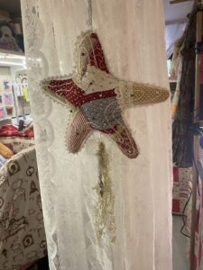 Une boîte à musique en forme d’étoile et en patchwork. Brodé et orné des petites perles. 